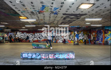 Roulettes à l'undercroft de Southbank skatepark, le Southbank Centre, Londres, Angleterre, Royaume-Uni Banque D'Images