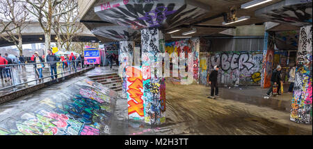 Roulettes à l'undercroft de Southbank skatepark, le Southbank Centre, Londres, Angleterre, Royaume-Uni Banque D'Images