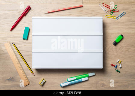 Blank.jpg avec copie espace pour la rédaction d'un message se trouvant sur office 24 avec stylo, crayon, un surligneur et la règle qu'une télévision pondre de bird's eye view Banque D'Images