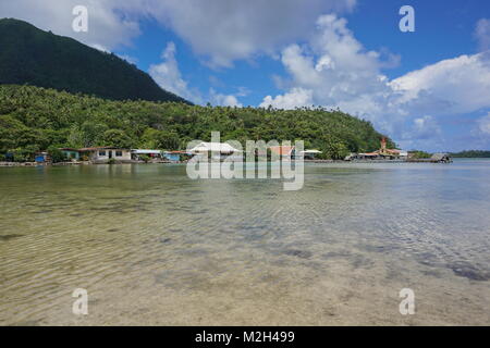 L'île de Huahine en Polynésie française, le village de Maeva sur le rivage du lac d'eau salée Faune Nui, Pacifique sud Banque D'Images