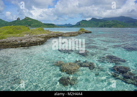 Le lagon avec un îlot rocheux de l'île de Huahine près de baie de Maroe, océan Pacifique, Polynésie Française Banque D'Images