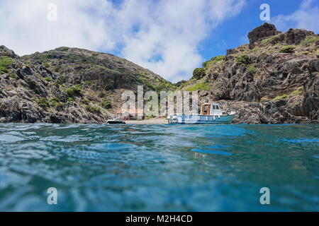 Côte Rocheuse avec bateau amarré près d'une crique avec une cabane de pêcheurs, vu de la surface de la mer, Méditerranée, Cala Gentil, Espagne, Costa Brava, Cap de Creus Banque D'Images