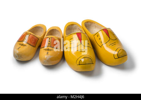 Deux paires de chaussures en bois traditionnel néerlandais jaune isolé sur fond blanc Banque D'Images