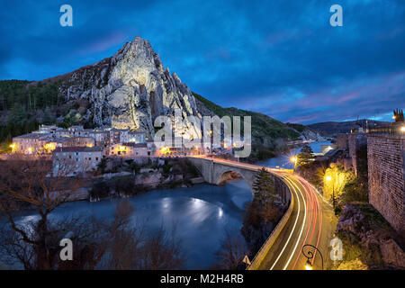 Sisteron dans la soirée : le Rocher de la Baume - roche de forme particulière et pont sur Durance, Alpes de Haute-Provence, France Banque D'Images