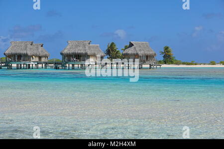 Bungalows tropicaux au-dessus de l'eau dans le lagon, l'atoll de Tikehau, Tuamotu, Polynésie Française, océan Pacifique, Océanie Banque D'Images