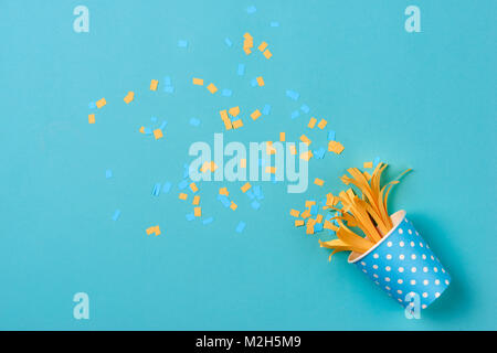 Motif de célébration avec divers partie confetti sur fond bleu. Mise à plat Banque D'Images