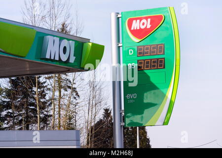 TABOR, RÉPUBLIQUE TCHÈQUE - 6 février 2018 : MOL group international oil and gas company logo sur station de carburant le 6 février 2018 à Tabor, République Tchèque Banque D'Images