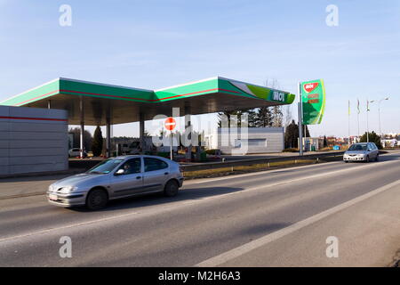 TABOR, RÉPUBLIQUE TCHÈQUE - 6 février 2018 : MOL group international oil and gas company logo sur station de carburant le 6 février 2018 à Tabor, République Tchèque Banque D'Images