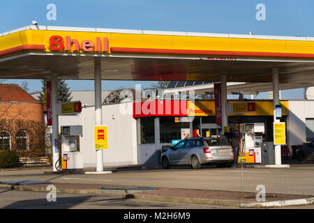 TABOR, RÉPUBLIQUE TCHÈQUE - 6 février 2018 : Royal Dutch Shell international oil and gas company logo sur station de carburant le 6 février 2018 à Tabor, République Tchèque Banque D'Images