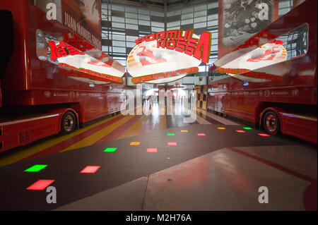 ABU DHABI, ÉMIRATS ARABES UNIS - 03 jan 2018 : Entrée de la montagne russe la plus rapide du monde dans le parc à thème Ferrari world. Banque D'Images