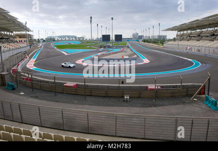 ABU DHABI, ÉMIRATS ARABES UNIS - 04 jan 2018 : Corner numéro 7 sur le circuit de Yasmina vu de la tribune nord. Banque D'Images