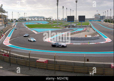 ABU DHABI, ÉMIRATS ARABES UNIS - 04 jan 2018 : Corner numéro 7 sur le circuit de Yasmina vu de la tribune nord. Banque D'Images