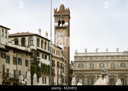 La vue magnifique sur la célèbre Piazza delle Erbe, Vérone, Italie Banque D'Images