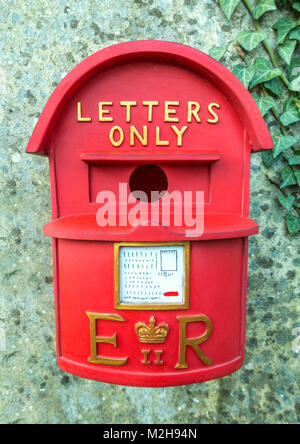 Oiseau rouge nouveauté fort pour la nidification, reproduction / jardin suspendu à un mur, ressemblant à une boîte postale britannique avec Royal Mail, emblème de la Couronne et les lettres 'uniquement'. Banque D'Images