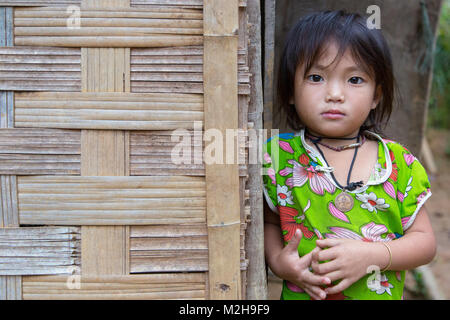 Une jeune fille d'ajo à Ban Hat Sa, village du nord du Laos, en Asie du sud-est Banque D'Images