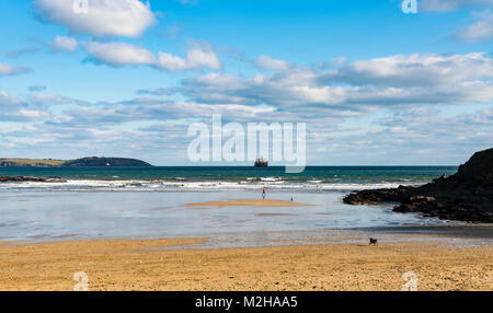 Les gens sur la plage de Maenporth à Cornwall, UK Banque D'Images