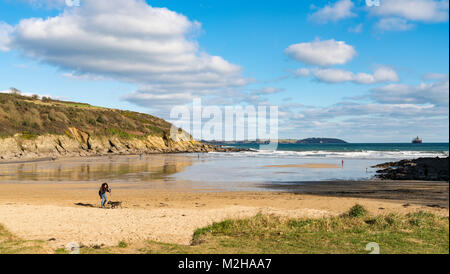 Les gens sur la plage de Maenporth à Cornwall, UK Banque D'Images