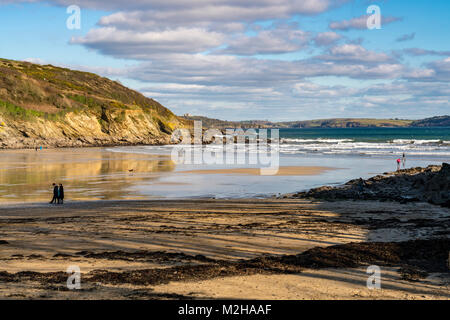 Les gens sur la plage de Maenporth à Cornwall, UK Banque D'Images