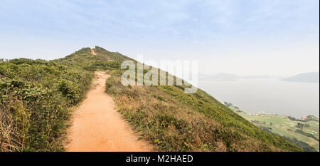 Dragon's Back trail donnant sur Shek O sur l'île de Hong Kong. La Chine. Banque D'Images