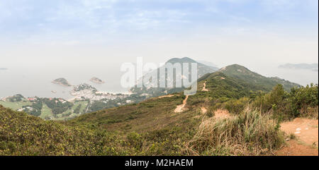 Dragon's Back trail donnant sur Shek O sur l'île de Hong Kong. La Chine. Banque D'Images