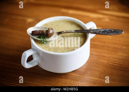 Purée délicieuse soupe aux champignons sauvages Banque D'Images