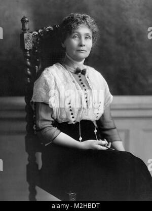 Emmeline Pankhurst (1858 - 1928) activiste politique britannique et leader du mouvement des suffragettes britanniques qui ont aidé les femmes obtiennent le droit de vote Banque D'Images