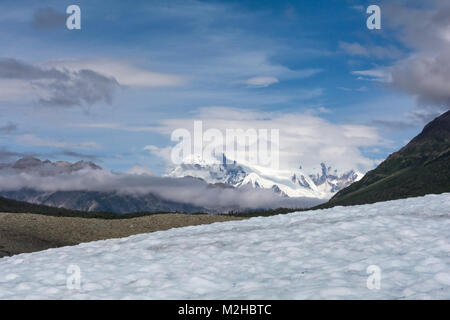 Les nuages vaporeux flottent devant Mt Blackburn avec la glace du glacier racine au premier plan. Banque D'Images