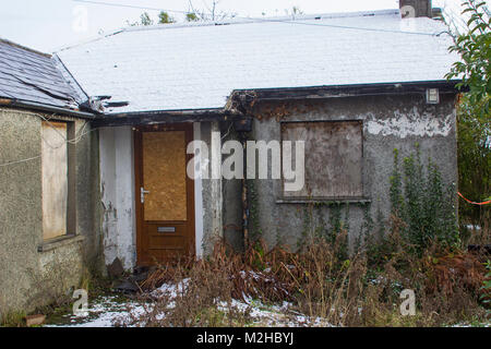 Un petit bungalow en ruines à Bangor County Down qui a été abandonné et inoccupé depuis de nombreuses années Banque D'Images