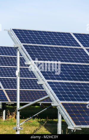 Panneaux solaires photovoltaïque bleu power station, l'innovation future energy concept Banque D'Images