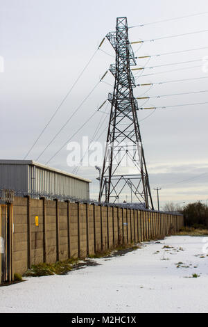 Un grand pylône électrique en acier sur un grand point d'alimentation en sous-station à Bangor comté de Down en Irlande du Nord Banque D'Images