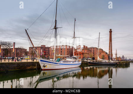 Navires à voile amarré dans le dock conserve une partie du complexe Royal Albert Dock Liverpool pierhead.L (gauche). Prochaine vague prolifiques Banque D'Images