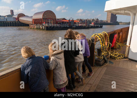 Ferry Mersey à bord de pix foule. Banque D'Images