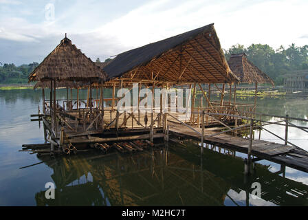 Pavillon flottant sur le Lac Sebu Banque D'Images