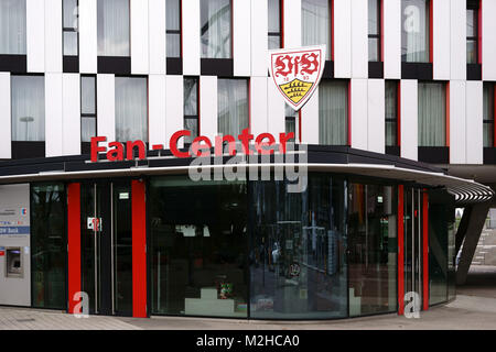 Stuttgart, Allemagne - Février 03, 2018 : la vitrine du ventilateur par le centre du VFB Stuttgart lors de la Mercedes-Benz Arena avec le logo du club au-dessus de la fr Banque D'Images