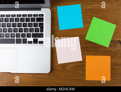 Blanc Couleur des post-it avec les fournitures de bureau sur table en bois. Vue supérieure avec post-it pour copy space Banque D'Images