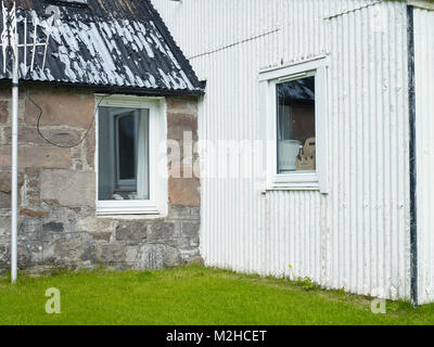 Toit en tôle ondulée et extension sur Clachan Cottage. Peeling peinture sur toit. Self catering holiday Cottage à Ardaneaskan Banque D'Images