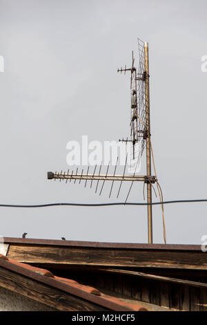 De nombreux vieux Accueil TV antennes montées sur le dessus de la maison Banque D'Images