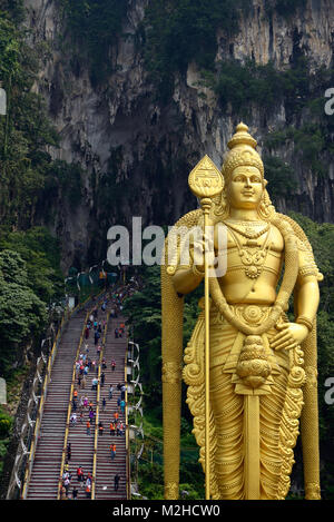 Kuala Lumpur, Malaisie - le 3 novembre 2014 : escalier, menant au sommet Batu Caves, situé en Malaisie, avec la plus haute statue du Seigneur Muruga dans la w Banque D'Images