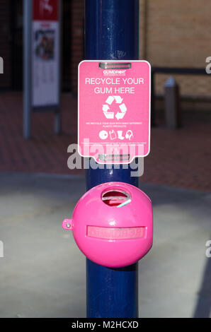 Gumdrop rose vif respectueux de conteneur pour le recyclage des chewing-gum attaché à un poste de Brindley Place, Birmingham, UK Banque D'Images