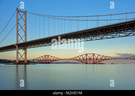 Forth Road Bridge et le pont Forth Rail de Port Edgar, South Queensferry, Edinburgh, Scotland Banque D'Images