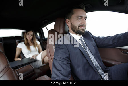 Les hommes d'affaires avec un ordinateur dans la voiture aller sur un voyage d'affaires Banque D'Images