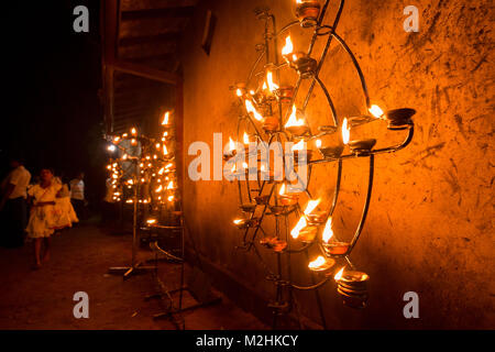 Bougies, Temple de Kataragama, Sri Lanka. Juillet 2017 Banque D'Images