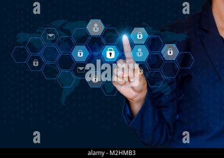 Sur le bouton enfoncé avec le doigt de l'écran virtuel global network security world map key lock système de sécurité la technologie numérique monde abstrait s cyber link Banque D'Images
