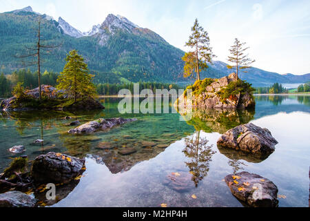 L'automne de merveilleux lac Hintersee des Alpes bavaroises sur la frontière autrichienne, l'Allemagne, de l'Europe Banque D'Images
