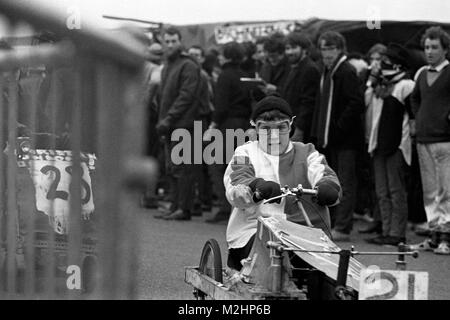 La réception ouverte 24h National 1968 Voiture à pédale de course qui s'est tenue à Whitchurch, aéroport de Bristol dans le cadre de l'Université de Bristol Rag 7. Il a couru autour de l'horloge du 1 au 2 mars, la collecte de fonds pour la charité, et a attiré 100 équipes, qui ont construit leurs propres entrées dans les collèges, les entreprises et les universités du Royaume-Uni. L'équipe gagnante a couvert 232 milles. Banque D'Images