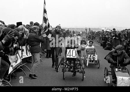 Innes Ireland, véhicules, journaliste et ancien pilote de course de Formule Un, marque l'étape finale de la nationale 1968 24 heures de voiture de course de pédale à Whitchurch, l'aéroport de Bristol. La course, qui a eu lieu du 1 au 2 mars, a fait partie de l'Université de Bristol Rag Semaine, recueillant des fonds pour des organismes de bienfaisance, et a attiré 100 équipes qui avaient construit leurs propres entrées dans les collèges, les entreprises et les universités du Royaume-Uni. L'équipe gagnante a couvert 232 milles. Banque D'Images