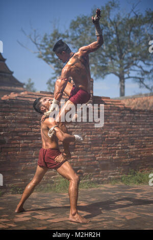 AYUTTHAYA, THAÏLANDE - 17 DÉCEMBRE : Deux anciennes fighter que connu comme le Muay Thai se battent dans le site archéologique le 17 décembre 2017 dans Ayutth Banque D'Images