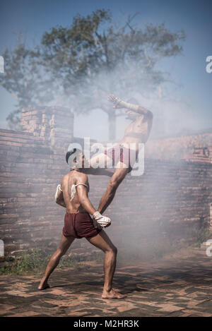 AYUTTHAYA, THAÏLANDE - 17 DÉCEMBRE : Deux anciennes fighter que connu comme le Muay Thai se battent dans le site archéologique le 17 décembre 2017 dans Ayutth Banque D'Images