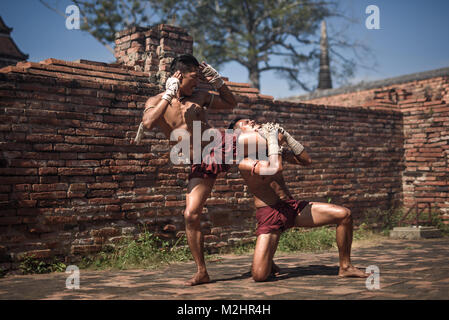 AYUTTHAYA, THAÏLANDE - 17 DÉCEMBRE : Deux anciennes fighter que connu comme le Muay Thai se battent dans le site archéologique le 17 décembre 2017 dans Ayutth Banque D'Images