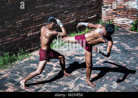 AYUTTHAYA, THAÏLANDE - 17 DÉCEMBRE : Deux anciennes fighter que connu comme le Muay Thai se battent dans le site archéologique le 17 décembre 2017 dans Ayutth Banque D'Images